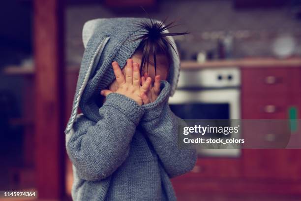 wandelen en zoeken - baby pullover stockfoto's en -beelden