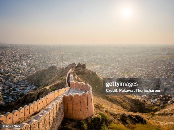 jaigarh fort at sunset, jaipur, rajasthan, india - jaypour photos et images de collection