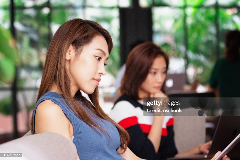 Team asiatischer Unternehmer im modernen Bürokorridor
