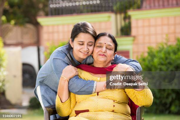 knuffelen moeder in love-stock afbeeldingen - indian mother and daughter stockfoto's en -beelden