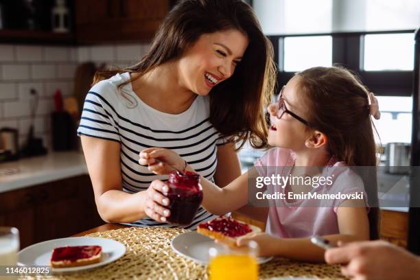madre e figlia che colazione a casa - marmellata di agrumi foto e immagini stock