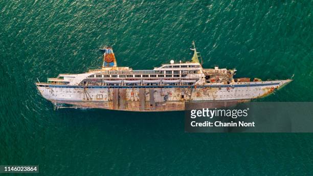 boat crashes in the sea, cruise ship ,accident ,shipwreck,top view ,aerial view - sunken stockfoto's en -beelden