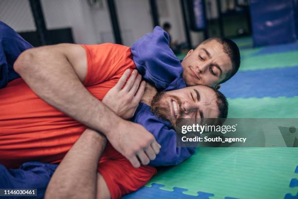 zwei männer beim wrestling-training - würgen stock-fotos und bilder