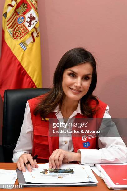 Queen Letizia of Spain receives a briefing about the situation after Cyclone Idai on April 30, 2019 in Beira, Mozambique. This is Queen Letizia's...