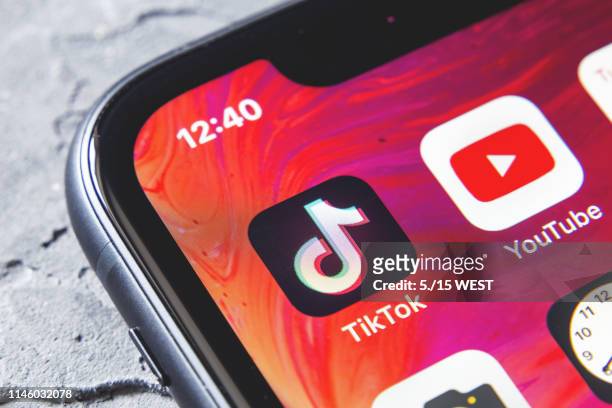 tiktok and youtube apps on screen iphone xr, close up - youtube tiktok stock pictures, royalty-free photos & images