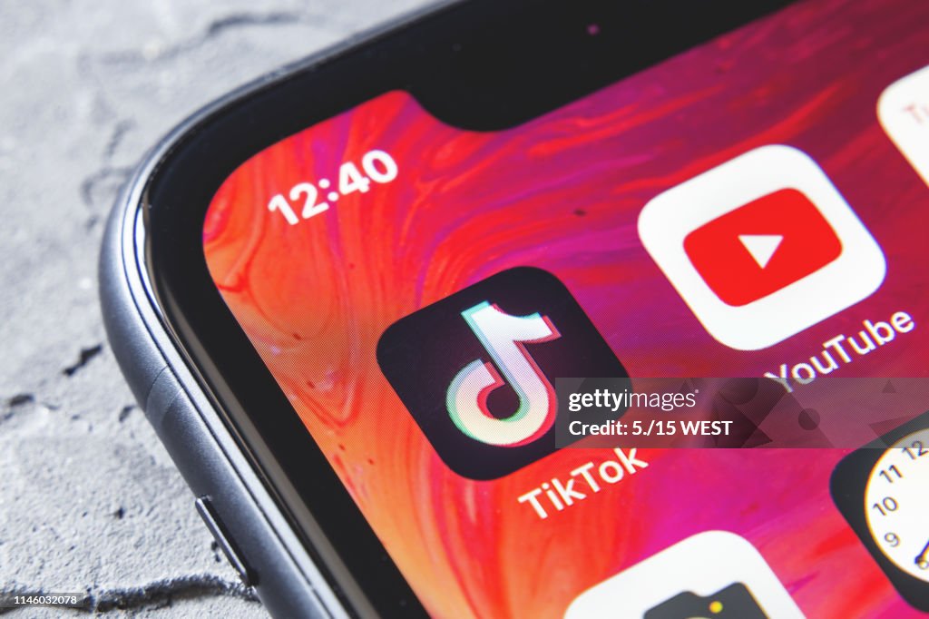 TikTok och YouTube-appar på skärmen iPhone XR, närbild