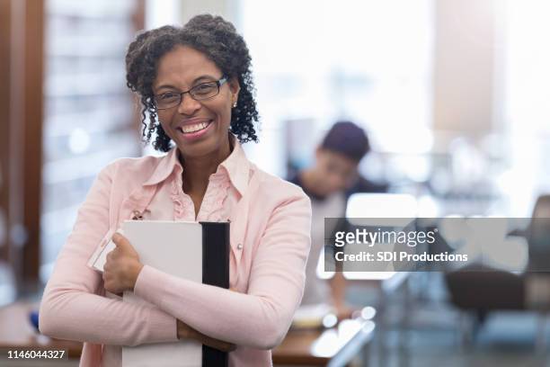 afroamerikanischer professor bereitet sich auf klasse vor - university lecturer stock-fotos und bilder
