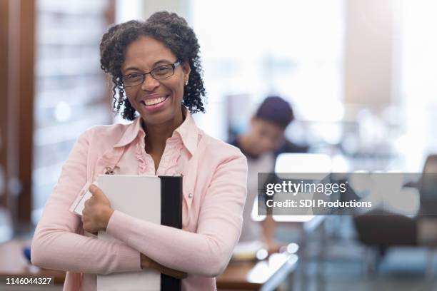 el profesor afroamericano se prepara para la clase - expositor fotografías e imágenes de stock