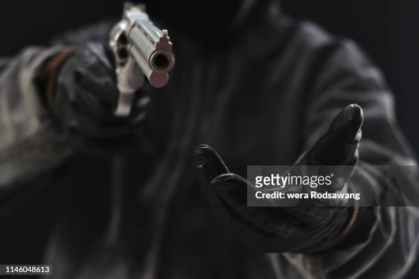 armed robbers used the gun to robbery the money - bankräuber stock-fotos und bilder