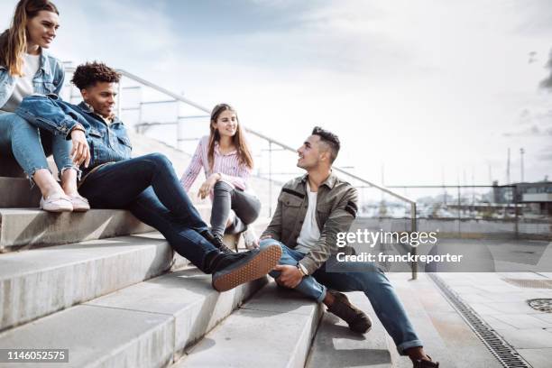 vänner som pratar tillsammans i stegen - bench park bildbanksfoton och bilder