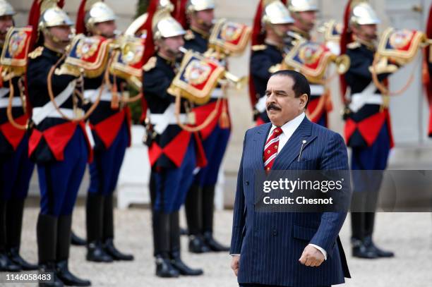 Bahraini King Hamad bin Isa bin Salman Al Khalifa walks past the honor guard prior to a meeting with French President Emmanuel Macron at the Elysee...