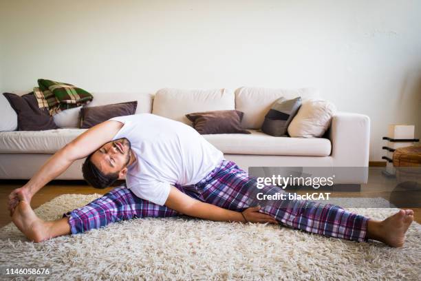 le matin est le temps pour le yoga - man doing yoga in the morning photos et images de collection