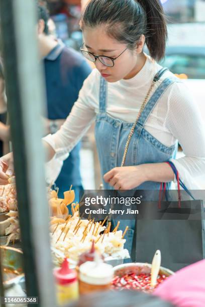 a girl is selecting some street food - child foodie photos et images de collection