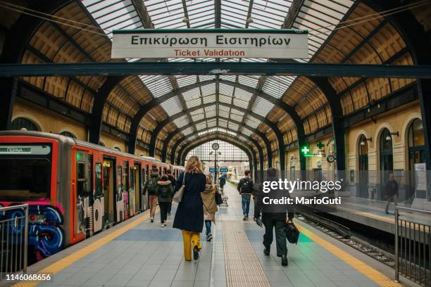 estación de tren del pireo - piraeus fotografías e imágenes de stock