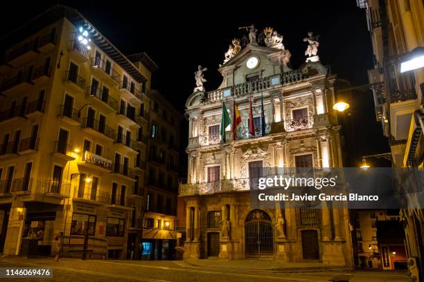 stadhuis van pamplona - pamplona stockfoto's en -beelden