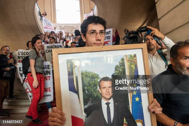Hundred climate activists came to take away, at the call of the association ANV-COP21, Friday, May 24 the official portrait of Emmanuel Macron from...