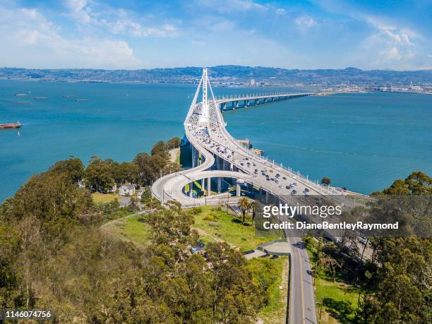 vista aérea del puente de la bahía - oakland california fotografías e imágenes de stock