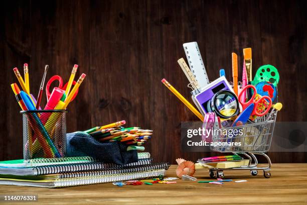 vista de nivel de papelería y artículos de oficina de regreso a la escuela en un carrito de compras en miniatura - material escolar fotografías e imágenes de stock