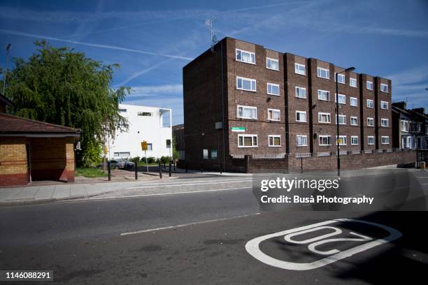 council housing development in hackney, east london, uk - inexpensive stockfoto's en -beelden