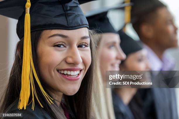 portrait rapproché de la jeune fille pendant la cérémonie de graduation - teenager alter photos et images de collection