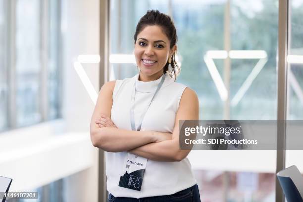 un miembro de la junta hispana de adulto medio - cordel acreditativo fotografías e imágenes de stock