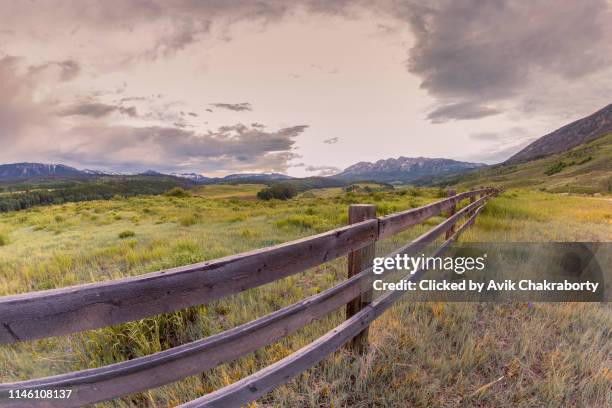 panoramic view of ohio pass in colorado, usa - northern rail fotografías e imágenes de stock