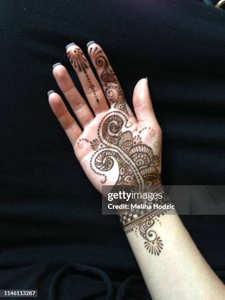 henna tattoo - henna hands stock-fotos und bilder