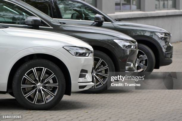 los vehículos volvo en el estacionamiento - volvo suvs fotografías e imágenes de stock