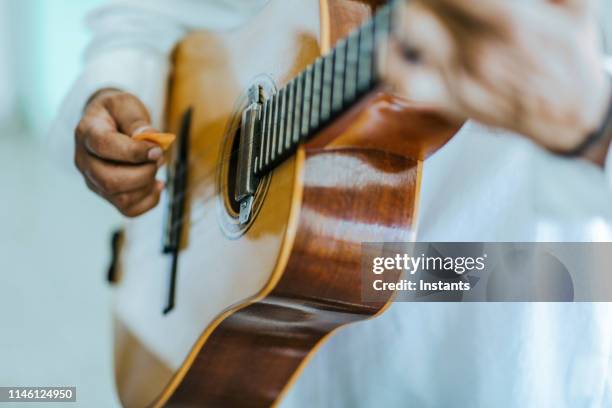 in oud havana, close-up van een cubaanse muzikant handen terwijl hij de gitaar speelt. - tropische muziek stockfoto's en -beelden