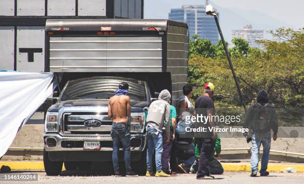 Pro-Guaidó demonstrators gather around of Altamira distribuitor to confront Pro-Government military forces on April 30, 2019 in Caracas, Venezuela....