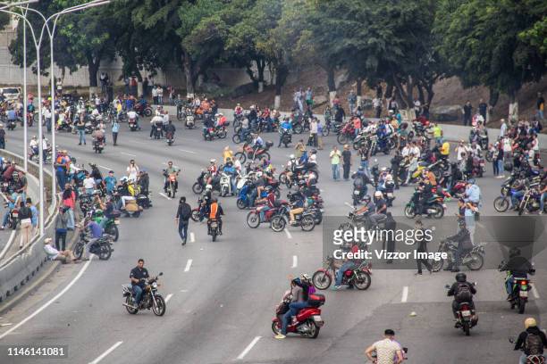 Pro-Guaidó demonstrators gather to confront Pro-Government military forces around of Altamira distribuitor on April 30, 2019 in Caracas, Venezuela....