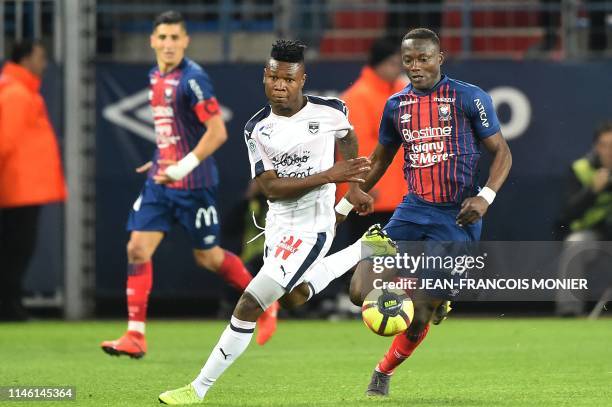 Bordeaux's Nigerian forward Samuel Kalu vies with Caen's Chadian forward Casimir Ninga during the French L1 football match between Stade Malherbe...