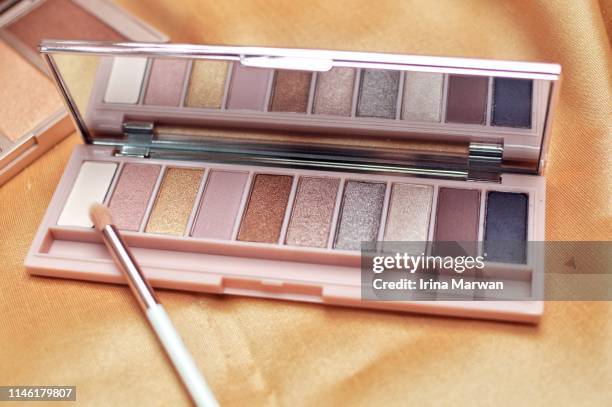 make-up products: makeup palette eye shadow - eyeshadow stock pictures, royalty-free photos & images