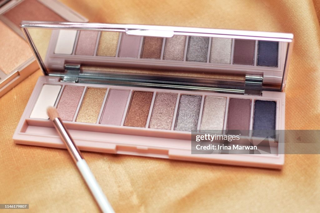 Make-up products: makeup palette eye shadow