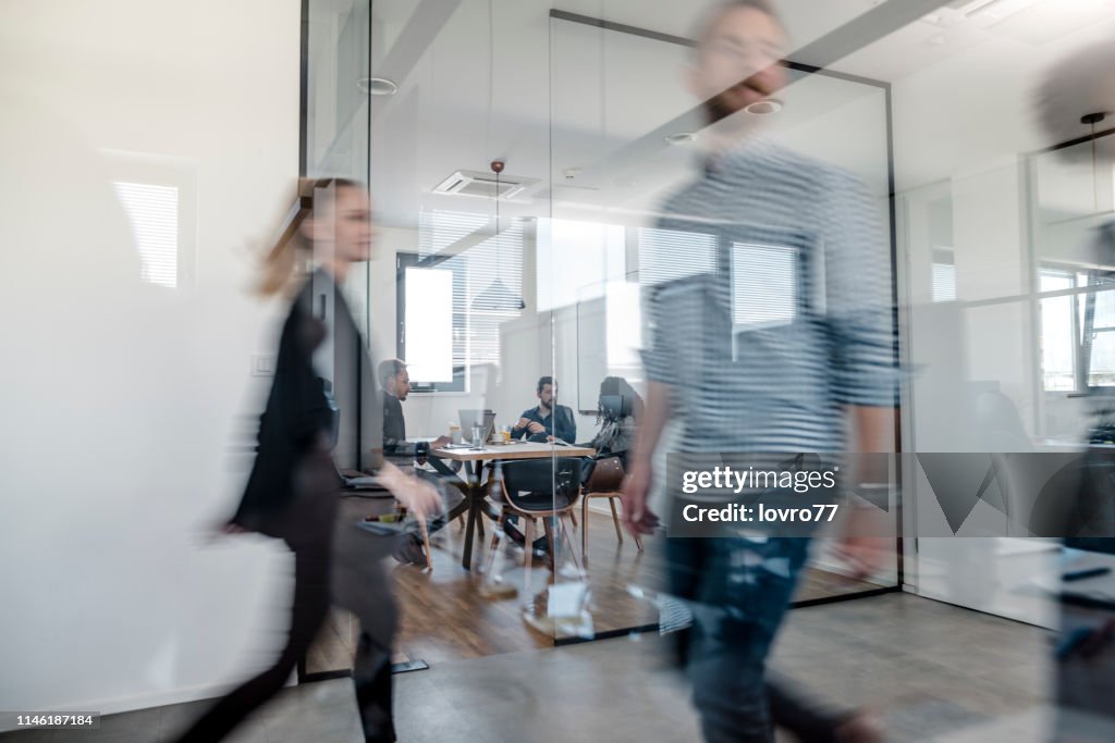 Geschäftskollegen zu Fuß im Büro