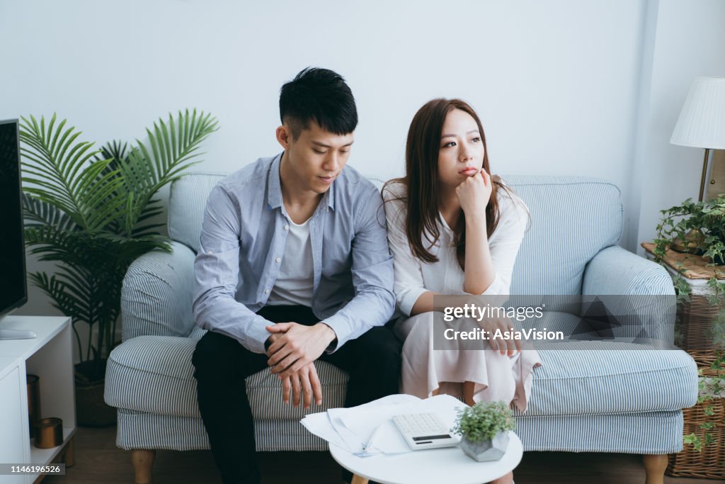 擔心的夫婦在經歷經濟困難時顯得焦慮