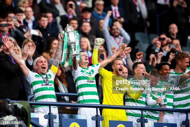 Players of Celtic celebrate with the William Hill Scottish Cup during the William Hill Scottish Cup final between Heart of Midlothian and Celtic at...