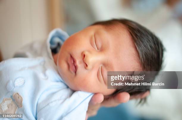 moeder houdt haar pasgeboren baby jongen - sleeping boys stockfoto's en -beelden
