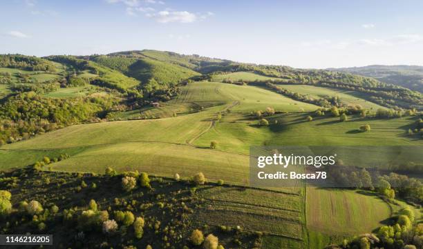 toscane landschap bij zonsondergang - rolling hills sun stockfoto's en -beelden