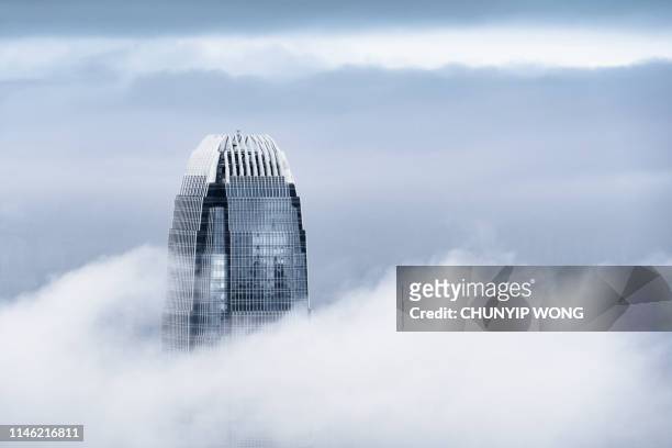 blick auf ein sehr nebliges hongkong - wolkenkratzer stock-fotos und bilder