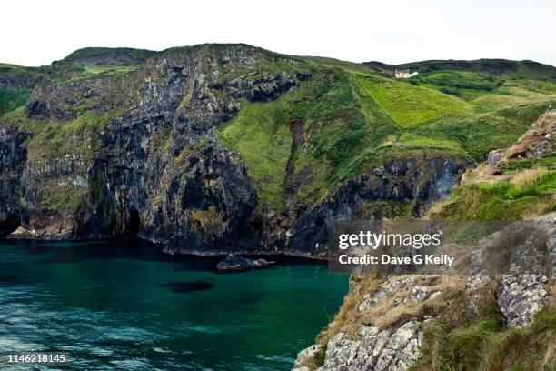 house on top of a cliff - irish sea stock-fotos und bilder