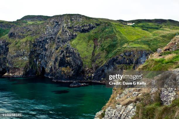 house on top of a cliff - ulster photos et images de collection