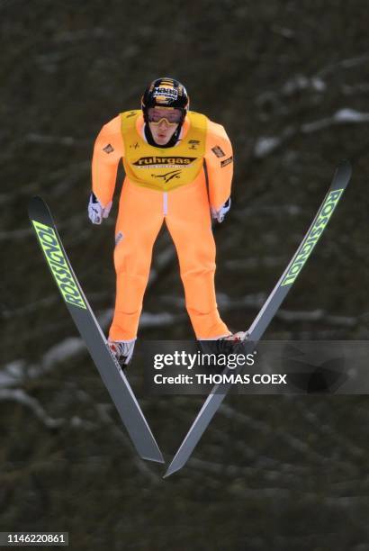 L'allemand Martin Schmitt saute, lors de la quatrième épreuve de la coupe du monde de saut à ski de Chamonix, le 06 décembre. Martin Schmitt se...