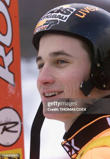 L'allemand Martin Schmitt sourit après avoir remporté la deuxième épreuve de la coupe du monde de saut à ski. Martin Schmitt garde la tête de la...