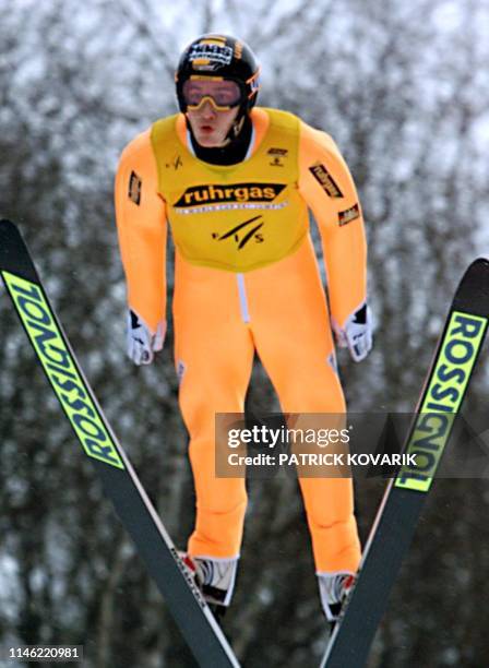 L'Allemand Martin Schmitt saute dans la deuxième manche, le 05 décembre à Chamonix, lors de la deuxième épreuve de la Coupe du monde de saut à ski....