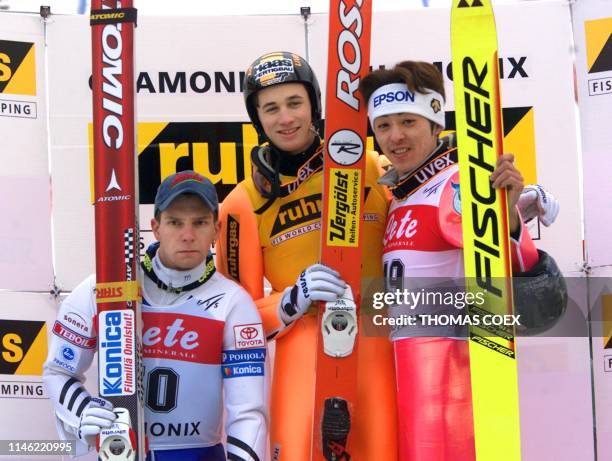 L'Allemand Martin Schmitt vainqueur de la deuxième épreuve de la Coupe du monde de saut a ski, monte sur le podium, le 05 décembre à Chamonix, avec...