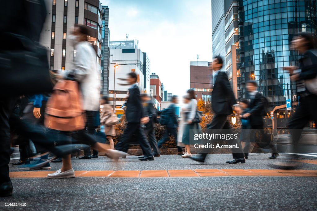 仕事からの途中でぼやけたビジネスの人々