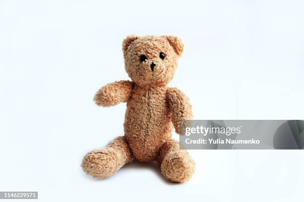 brown teddy bear toy on a white background, isolate - poupée russes photos et images de collection