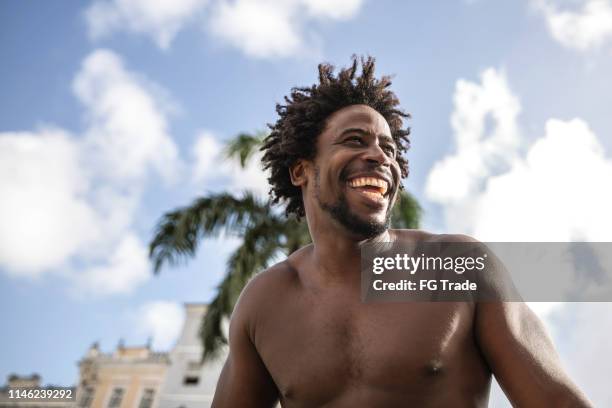 portret van een jonge afrikaanse man in de straat - bahia stockfoto's en -beelden