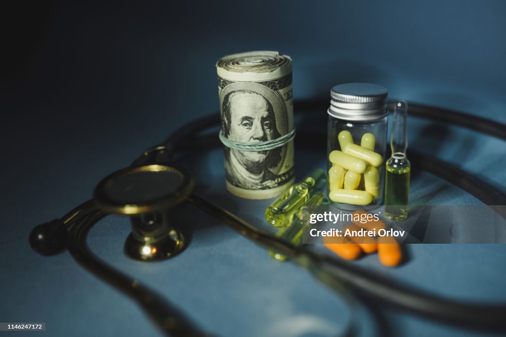 Píldoras de medicina o cápsulas con dinero, dólar. Prescripción médica o farmacéutica para la salud. Negocio, concepto financiero. Costo de la vida sana. Botella de droga